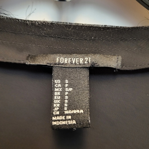 Forever 21 Women's Black V-Neck Notched Collar Blouse - Size S - Picture 3 of 4